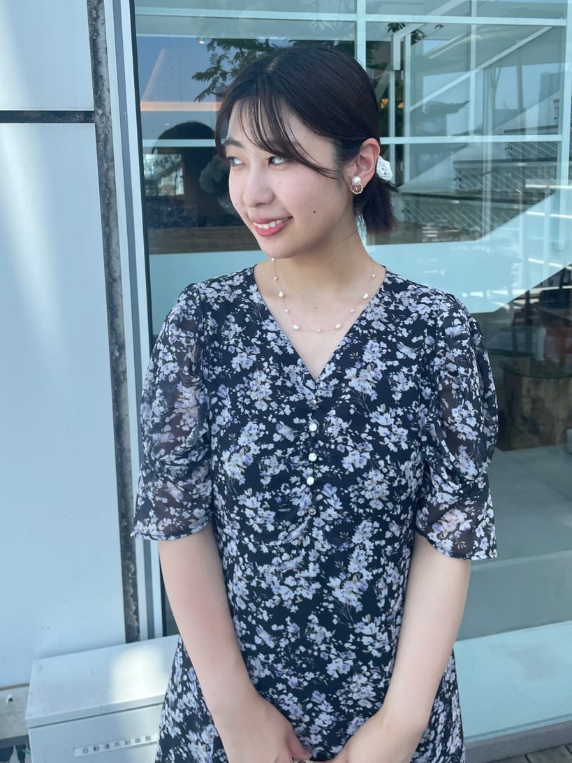 abeさんの「Couture brooch｜【一枚で着映える・通勤】Vネックフラワーワンピース」を使ったコーディネート