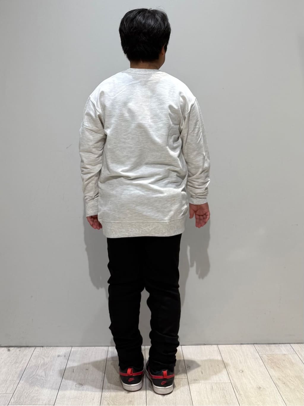 kuboさんの「THE SHOP TK｜【110－160/3柄&times;2色】ミニ裏毛ロゴプルオーバー」を使ったコーディネート