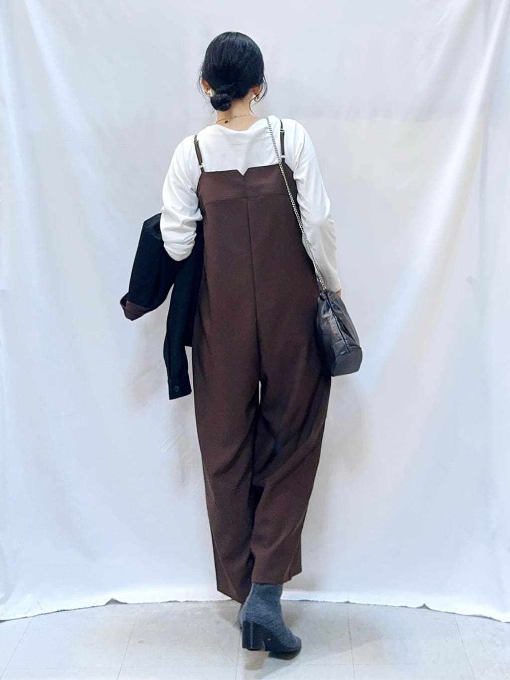 𝐇𝐢𝐫𝐨𝐦𝐢さんの「SHOO･LA･RUE｜大人カジュアルな一着。カバーオール」を使ったコーディネート