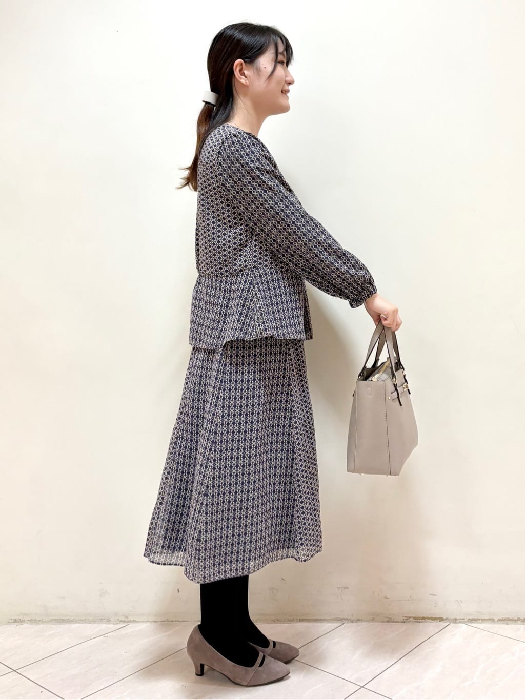 mikiさんの「Reflect｜【きちんと見え／セットアップ可／通勤におすすめ◎】ペプラムプリントブラウス」を使ったコーディネート