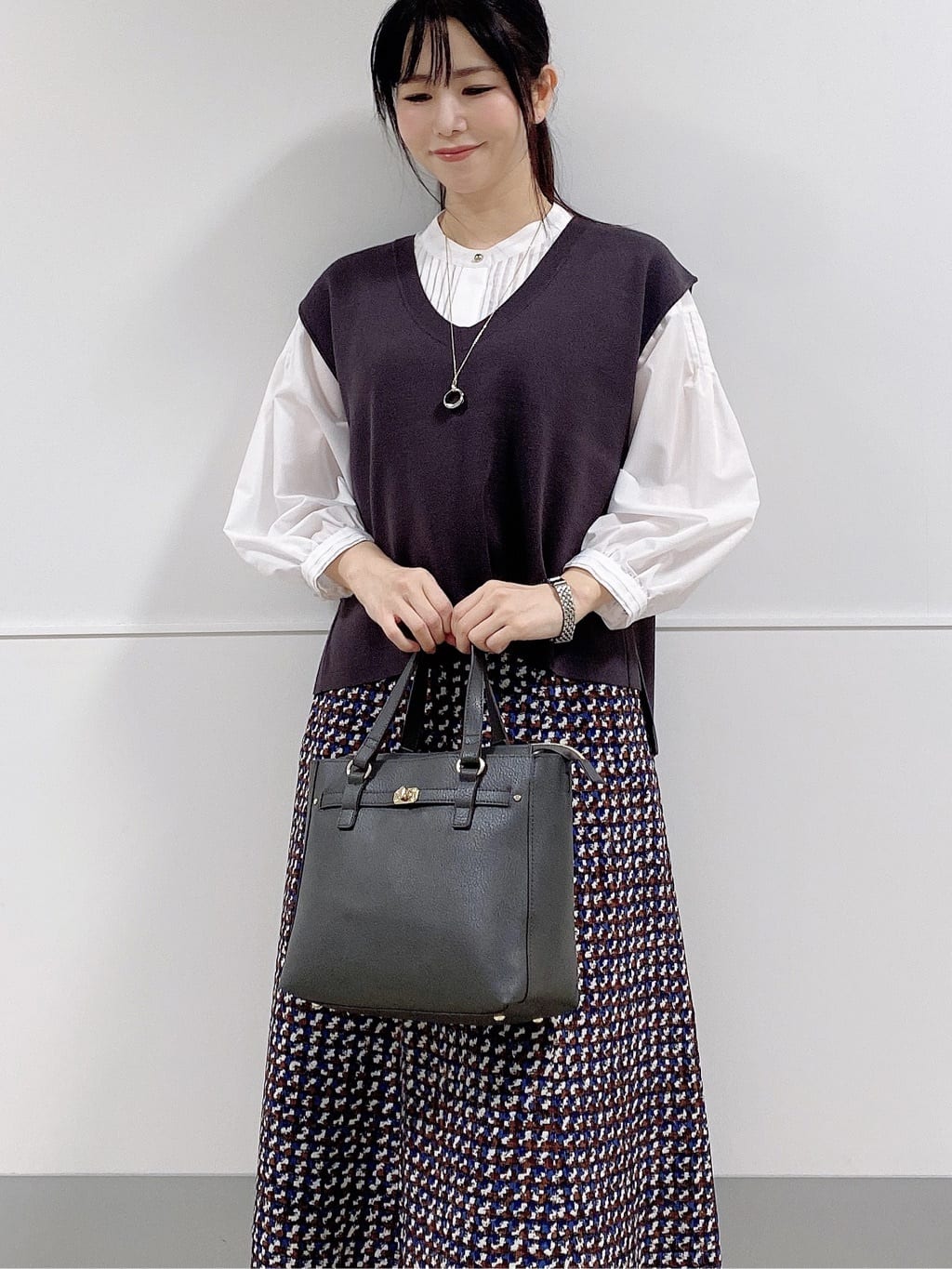 アースさんの「Reflect｜【程よいゆとり感／体型カバー】ピンタックデザインシャンブレーブラウス」を使ったコーディネート