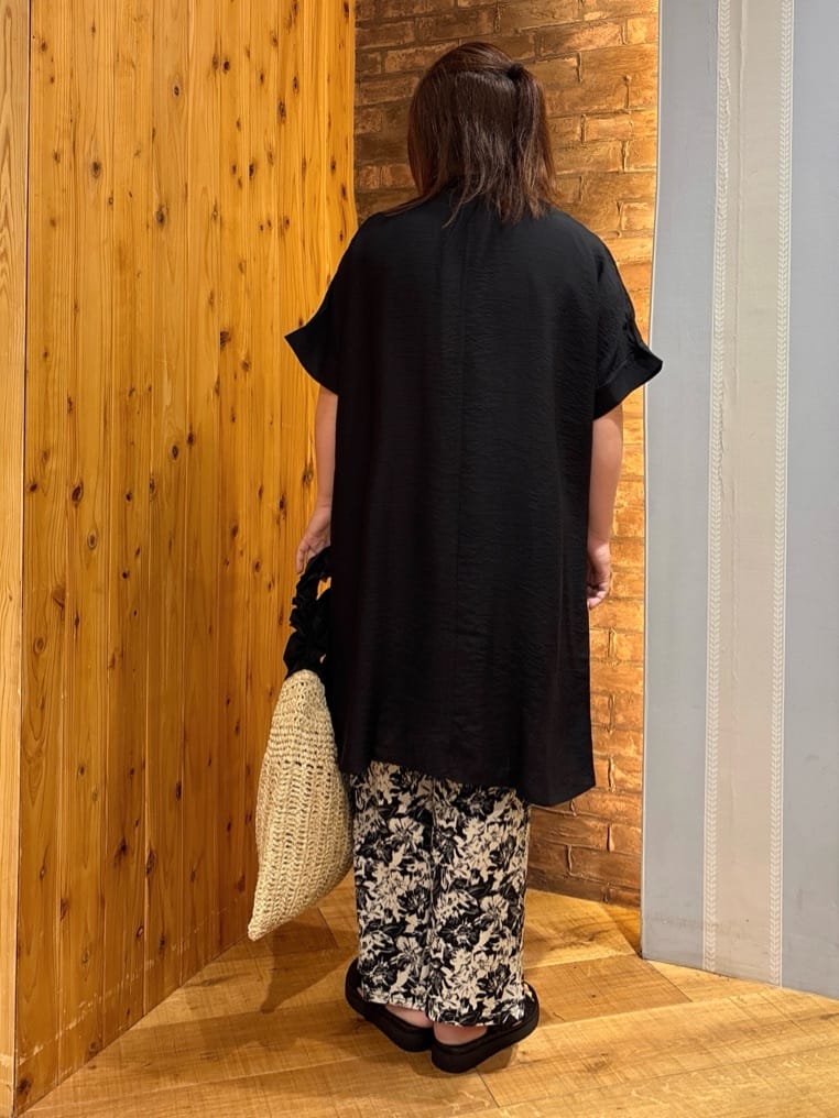 ゆかぴさんの「SHOO･LA･RUE｜◆【S-LL/ひんやり】涼しく楽に体型カバー　ゆったりスキッパー半袖チュニック」を使ったコーディネート