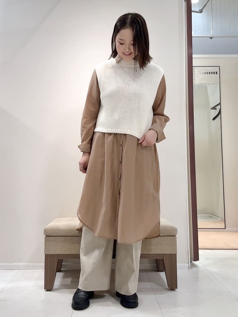 YUIさんの「UNTITLED｜【レイヤード/前ボタン】2WAYニットベスト」を使ったコーディネート