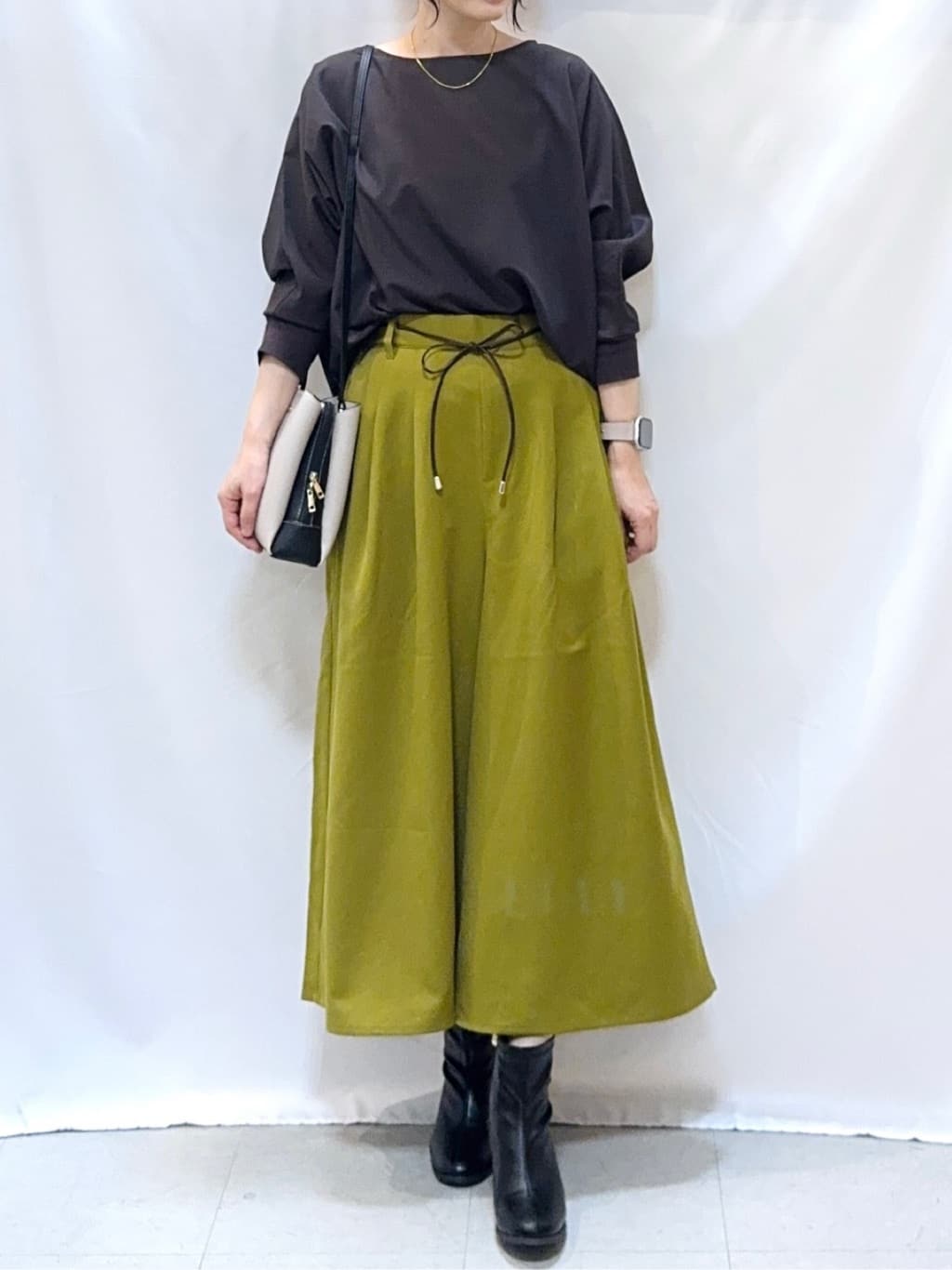 𝐇𝐢𝐫𝐨𝐦𝐢さんの「SHOO･LA･RUE｜【高レビュー/洗濯後しわになりにくい】1枚でサマ見え 8分袖ドルマンブラウス」を使ったコーディネート