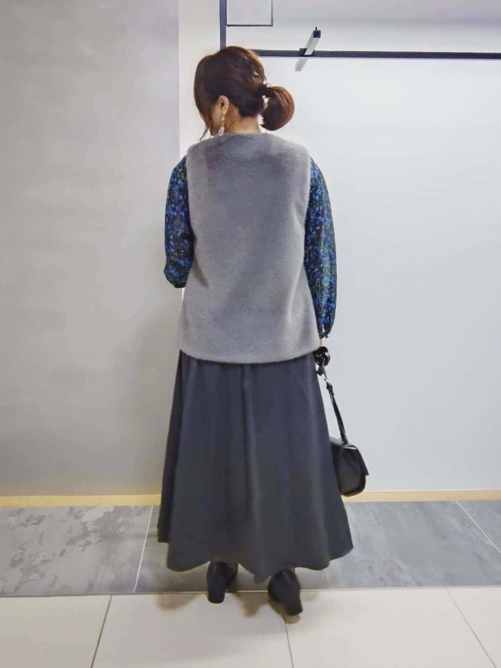 TOMOMIさんの「INDIVI｜【UVケア／セットアップ可能】スエード調サテンスカート」を使ったコーディネート