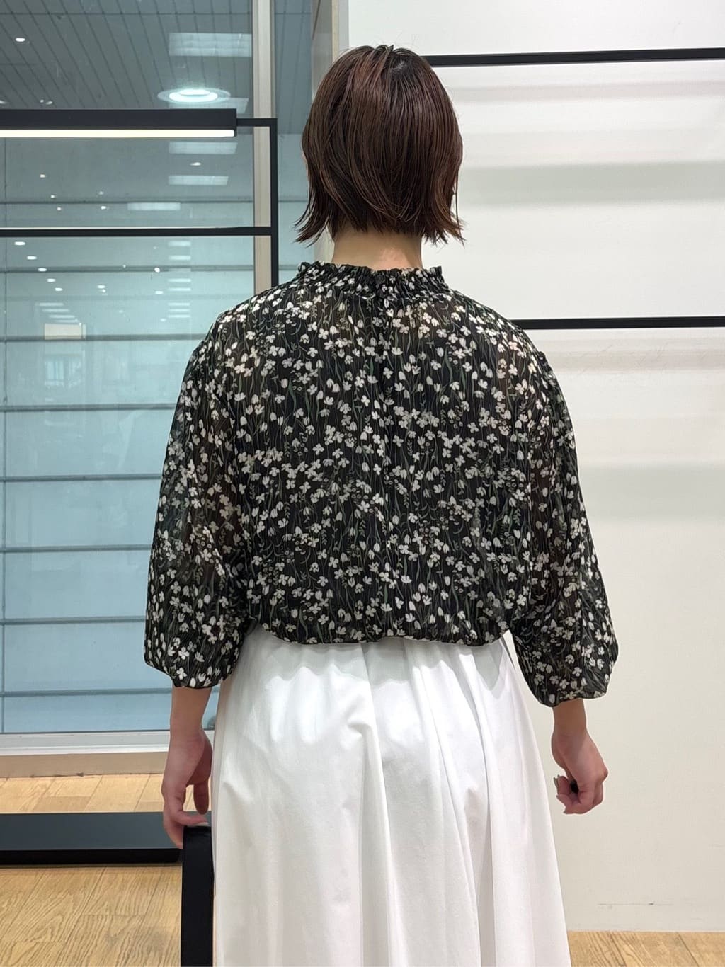 asamiさんの「INDIVI｜【秋映え柄/セットアップ可能】フラワーシフォンブラウス」を使ったコーディネート