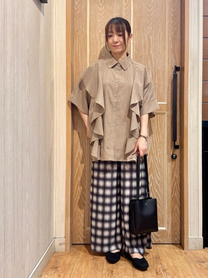 KAORIさんの「SHOO･LA･RUE｜【洗える/S-LL】大きめのフリルが印象的 デザインブラウス」を使ったコーディネート