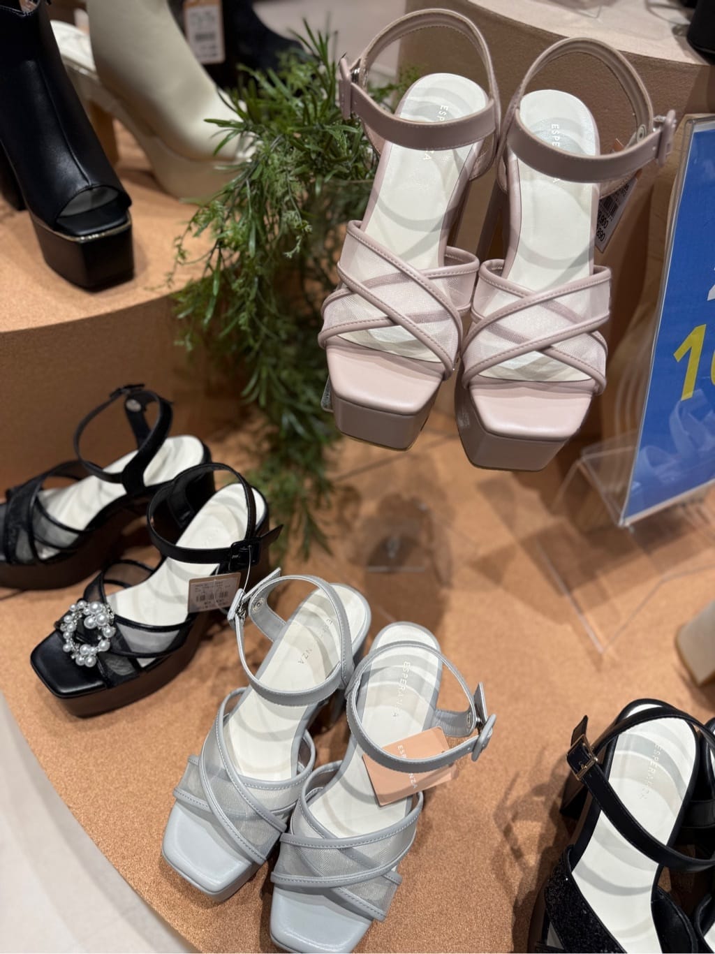 neinaさんの「ESPERANZA｜ラク盛り厚底サンダルⅢ」を使ったコーディネート