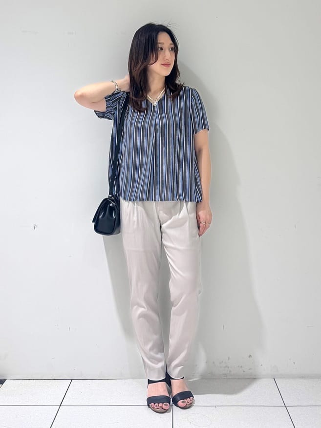 そんさんの「INDIVI｜【洗える／通勤】無地＆マルチストライプ柄Vネックブラウス」を使ったコーディネート