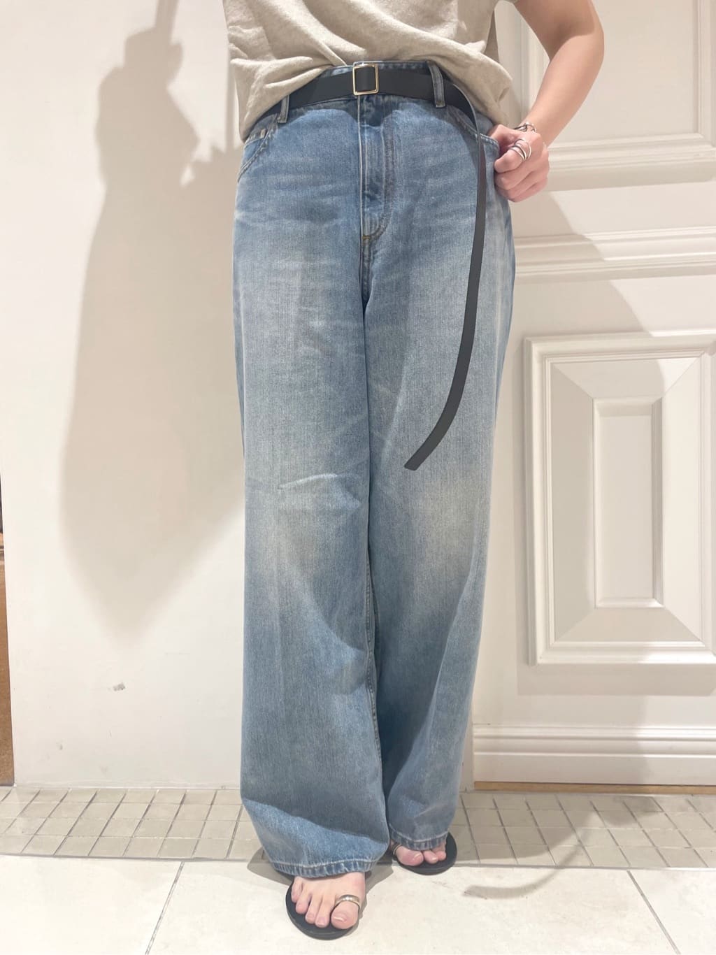 makiさんの「DRESSTERIOR｜ヴィンテージ加工ワイドデニムパンツ」を使ったコーディネート