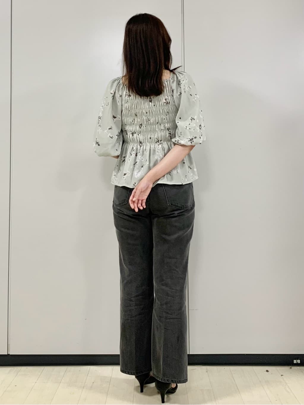kasumiさんの「index｜フラワーシャーリングペプラムブラウス【洗濯機洗い可】」を使ったコーディネート