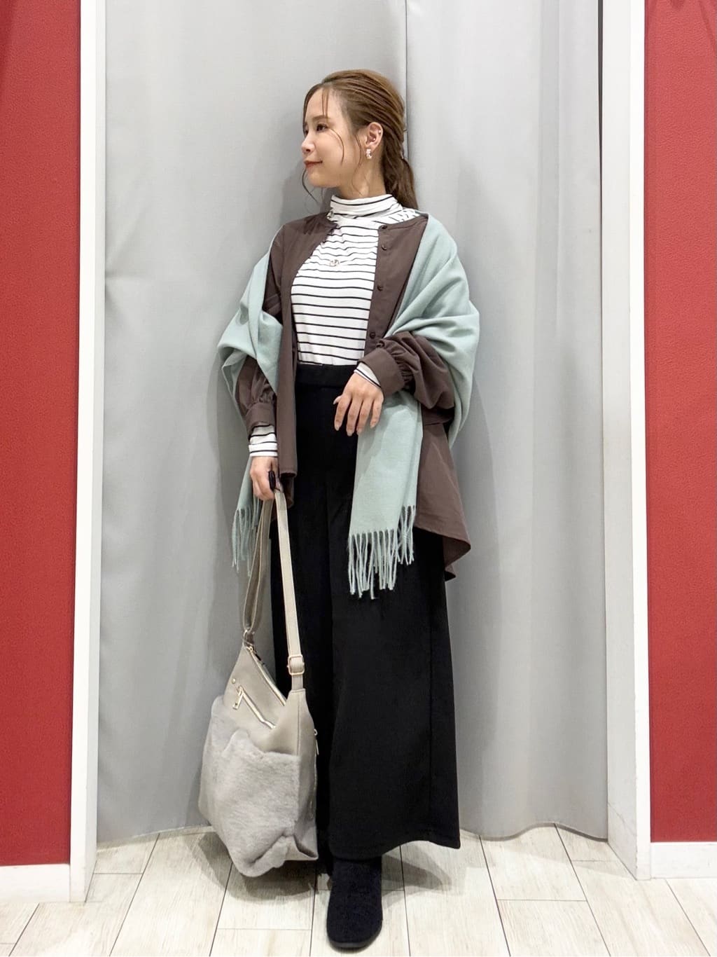 shioさんの「SHOO･LA･RUE｜【洗濯機可/S-LL】後ろ姿も抜かりなく バックフリルシャツ」を使ったコーディネート