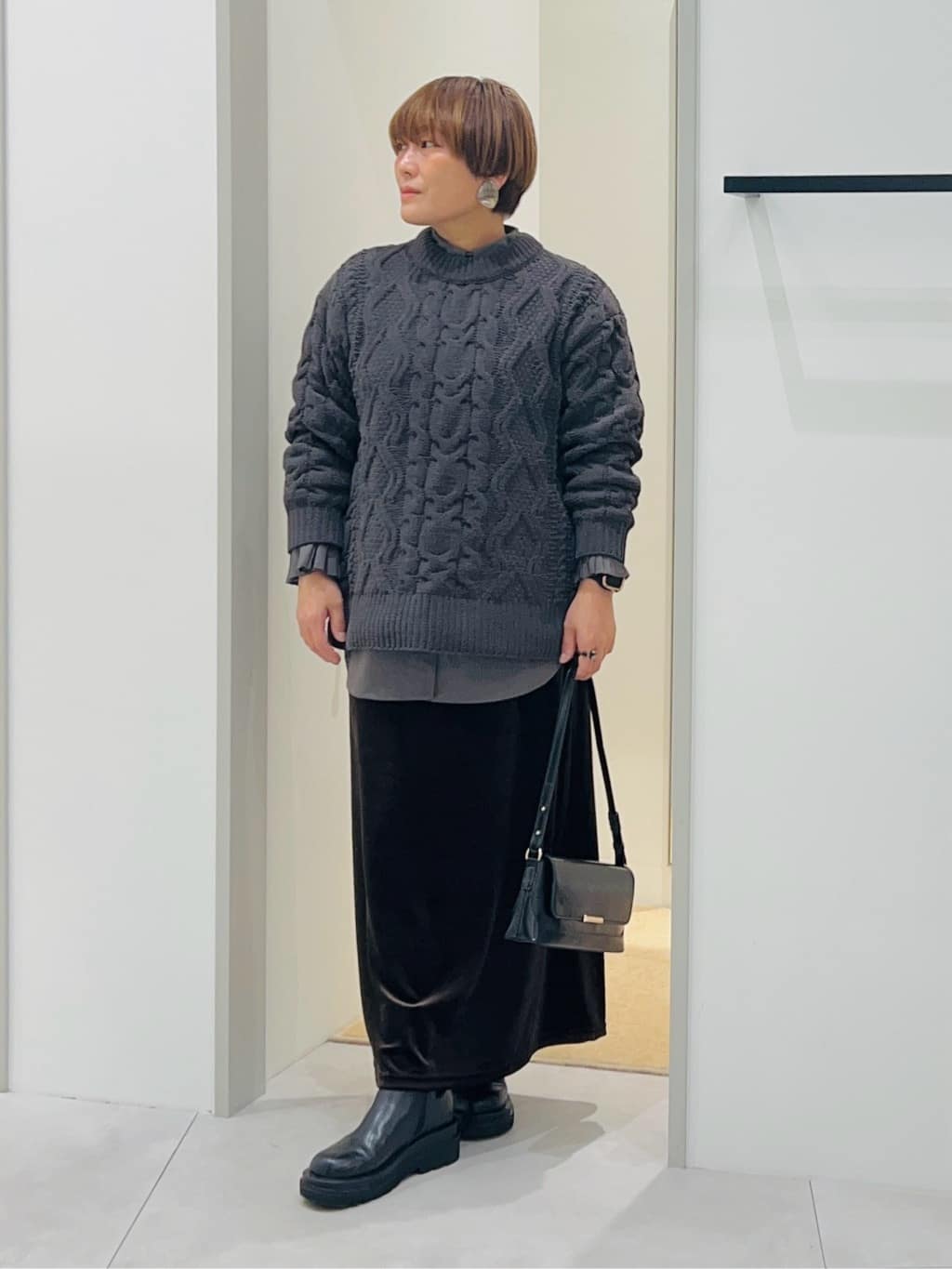 タナさんの「THE SHOP TK｜【洗える】冬のコーデを盛り上げる マットモール ケーブルニット」を使ったコーディネート