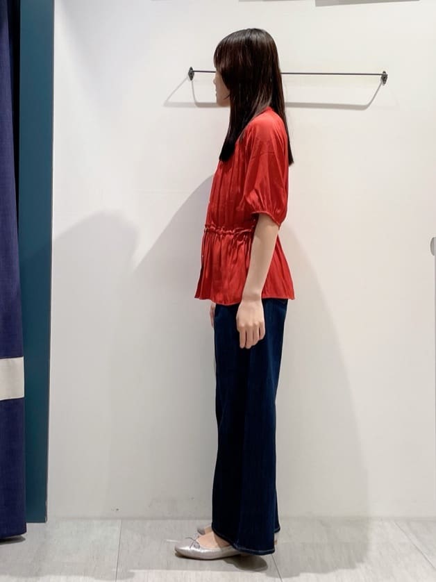 haruさんの「grove｜【二の腕/体型カバー】メリハリシルエットが叶うシャーリングブラウス」を使ったコーディネート