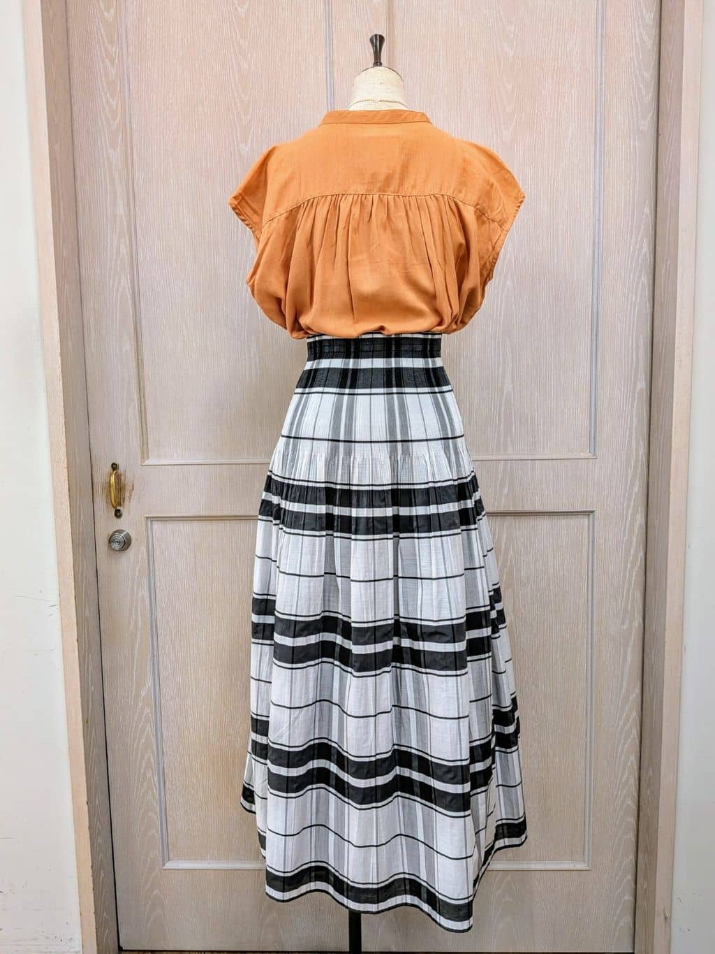 naoさんの「SHOO･LA･RUE｜【S-LL/洗濯後しわになりにくい】上品にきれい見え スラブギャザーブラウス」を使ったコーディネート
