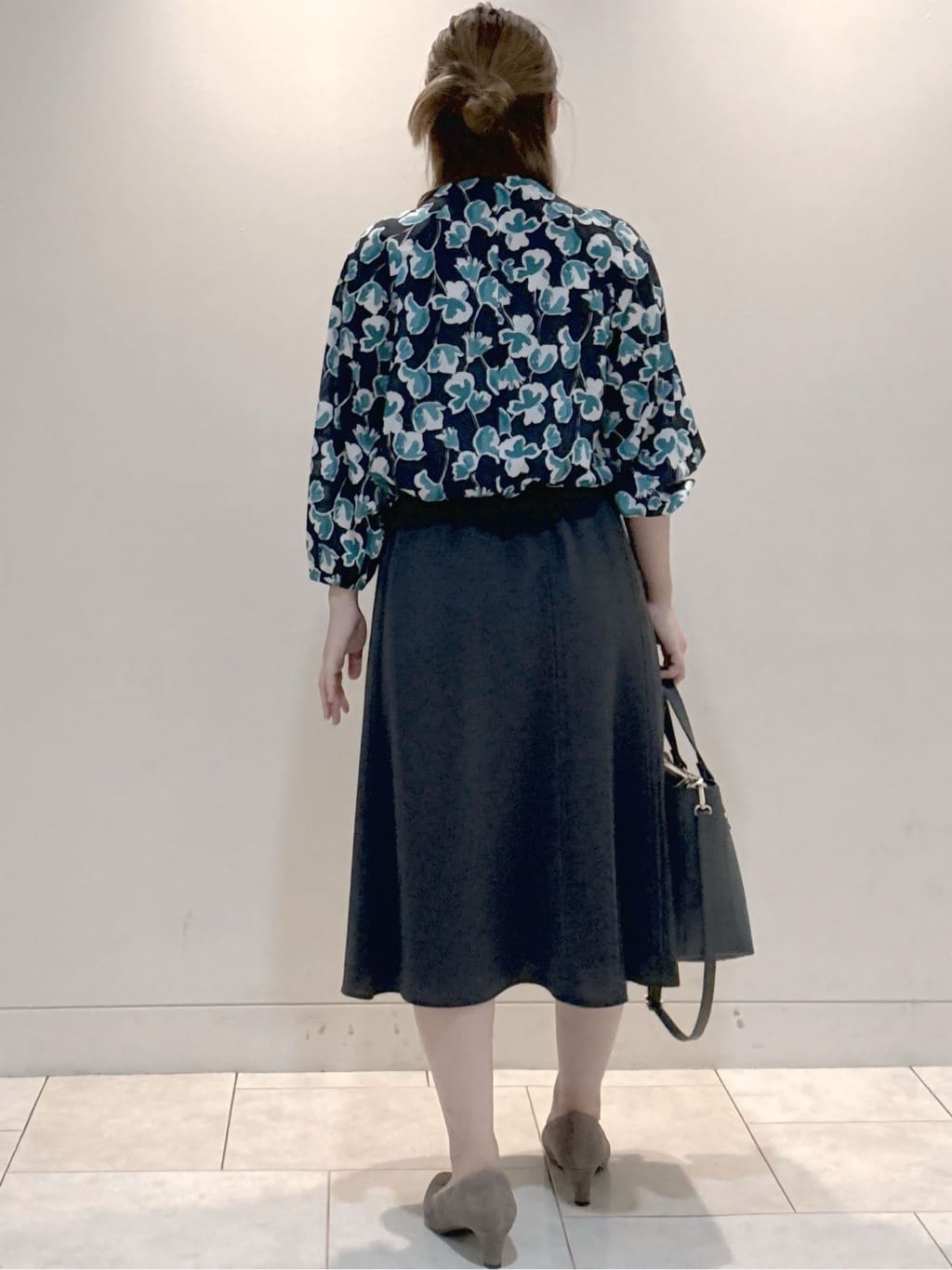 S&auml;K&iuml;さんの「Reflect｜【ジャケットのインナーにおすすめ◎】花柄タックデザインブブラウス」を使ったコーディネート
