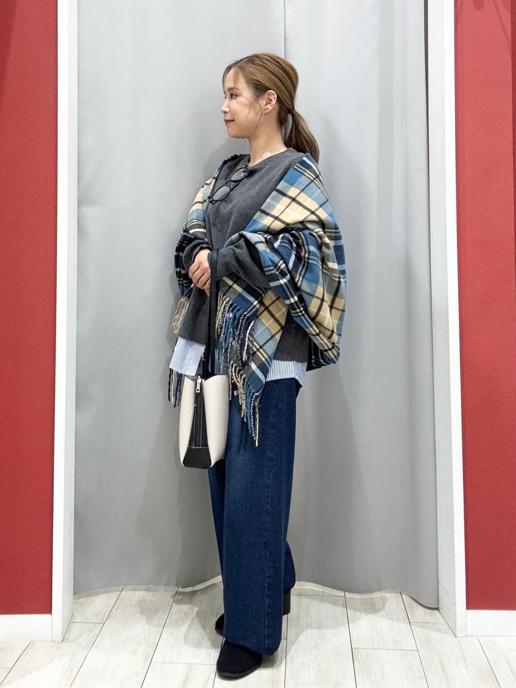 shioさんの「SHOO･LA･RUE｜【高レビュー/S-LL】脚のラインを拾いにくい デニムワイドパンツ」を使ったコーディネート