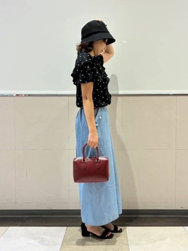 ジュンさんの「SHOO･LA･RUE｜【無地/ドット柄】お袖フリルが華やぐ きれいめブラウス」を使ったコーディネート