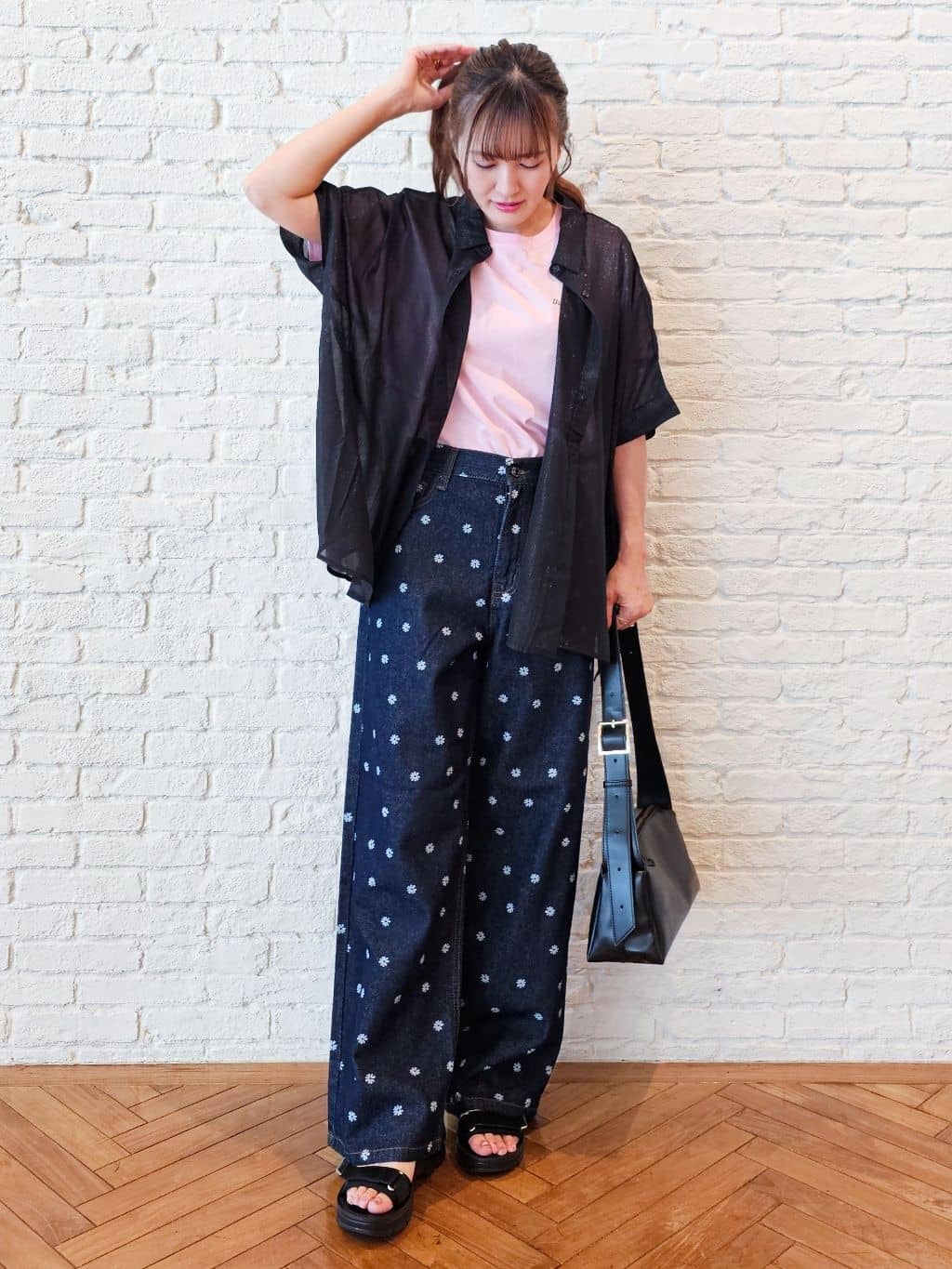 ゆゆさんの「SHOO･LA･RUE｜【S-LL/ひんやり/汗ジミ軽減/UVカット】グラフィックアソートTシャツ」を使ったコーディネート