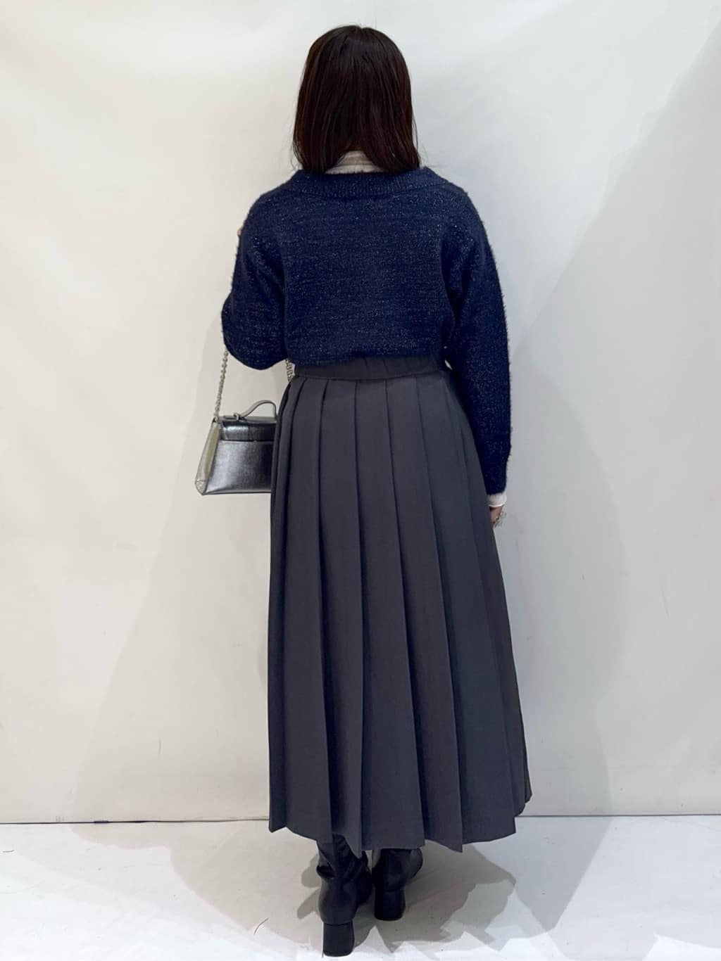 nakkoさんの「OPAQUE.CLIP｜スパンコールフェザーVネックニット【洗濯機OK】」を使ったコーディネート