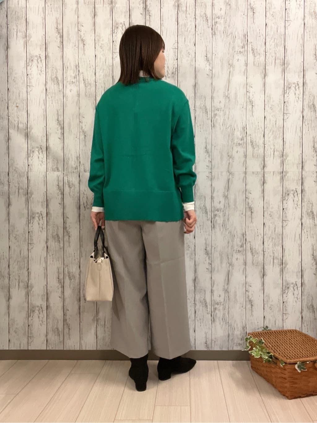シカさんの「SHOO･LA･RUE｜【洗濯機可/S-LL】キーネックですっきり見え サイドスリット入りカーディガン【CIRCRIC】」を使ったコーディネート