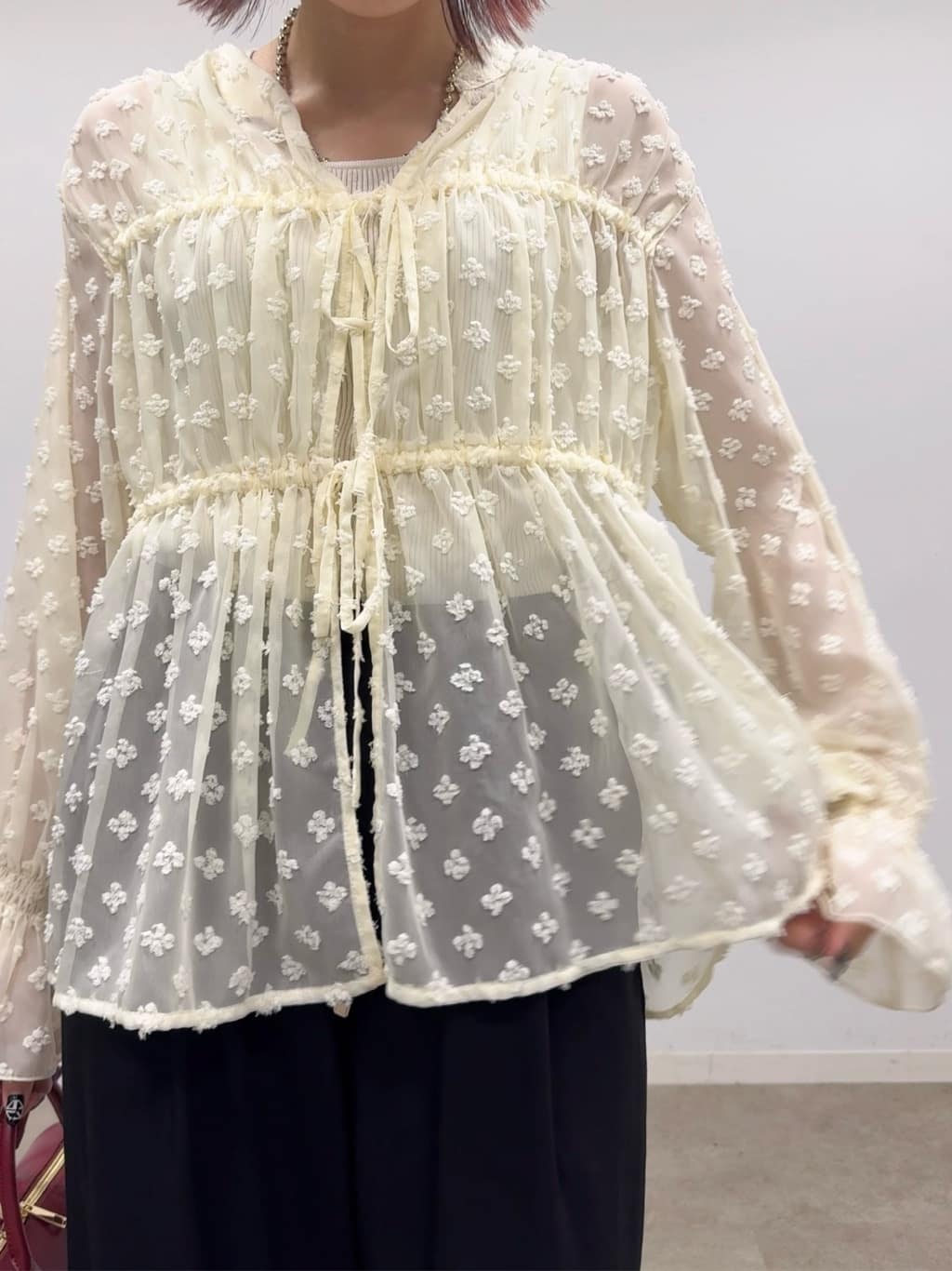 𝐜𝐡𝐢𝐤𝐚さんの「SHOO･LA･RUE｜華やかにさをプラスする シアードビー シャーリングブラウス」を使ったコーディネート