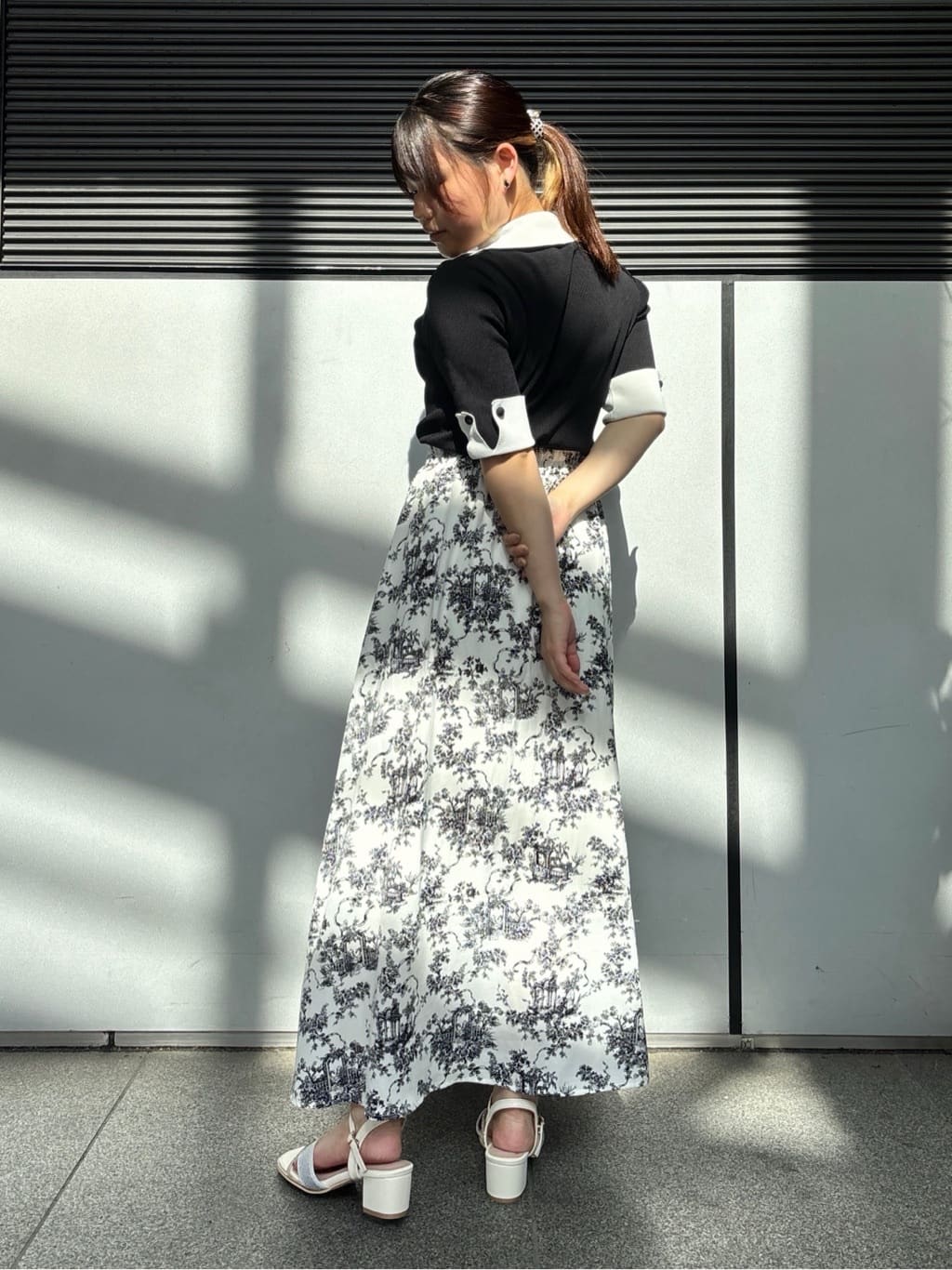 まっきーさんの「ESPERANZA｜ラメ&times;ラインストーンスクエアトゥサンダル」を使ったコーディネート