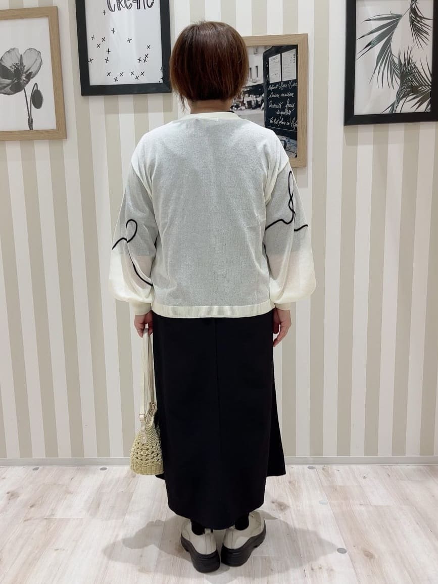 ma_miさんの「SHOO･LA･RUE｜ニュアンスデザインがこなれ見え 刺繍デザイン シアーカーディガン」を使ったコーディネート