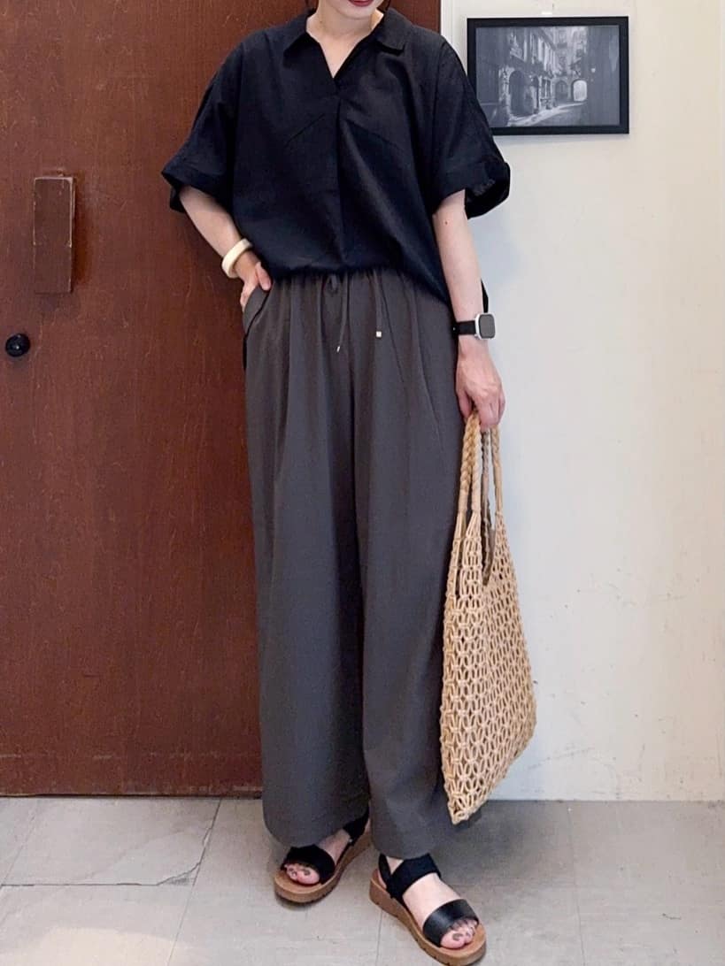 𝐇𝐢𝐫𝐨𝐦𝐢さんの「SHOO･LA･RUE｜【S-LL/UV/接触冷感/抗菌防臭】体型を自然にカバー フレンチリネンブレンド襟付ドルマンシャツ」を使ったコーディネート