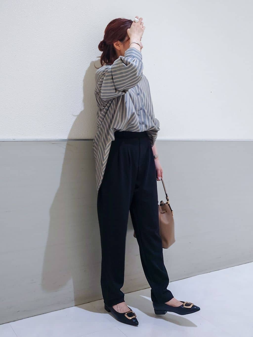 maruさんの「THE SHOP TK｜【後ろ姿もサマになる】ストライプ バックシャーリングシャツ/体型カバー/洗える」を使ったコーディネート