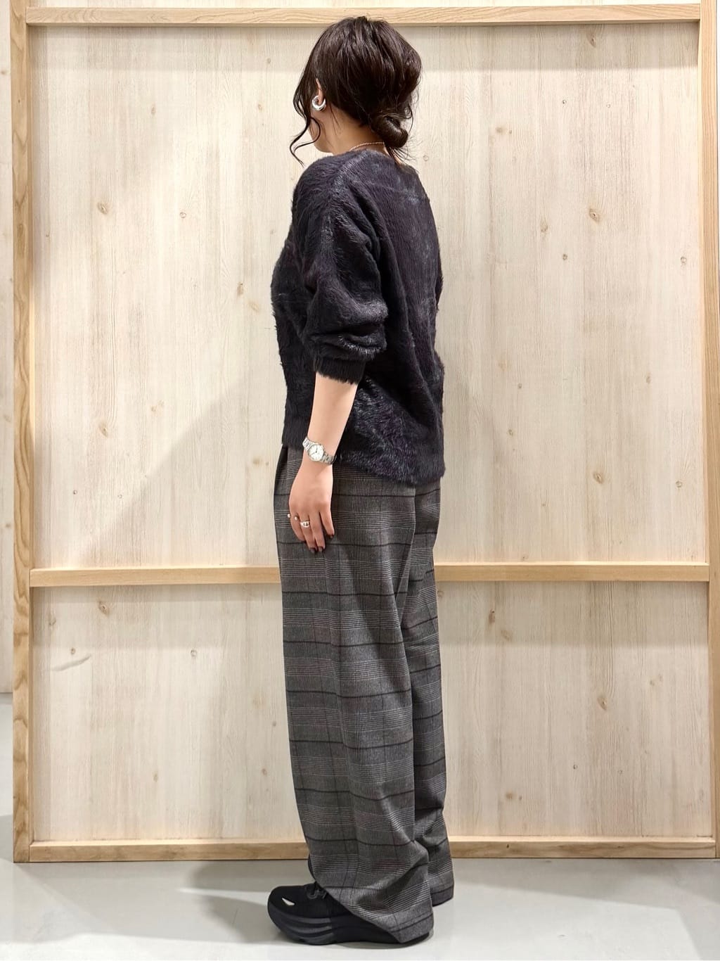nanaさんの「THE SHOP TK｜【華やかで柔らか】ふわふわフェザーニット/洗える・前後2WAY」を使ったコーディネート