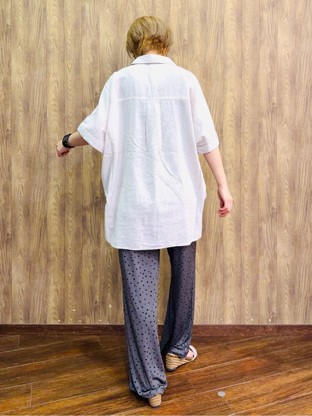 ちばみさんの「SHOO･LA･RUE｜【S-LL/UV/接触冷感/抗菌防臭】体型を自然にカバー フレンチリネンブレンド襟付ドルマンシャツ」を使ったコーディネート