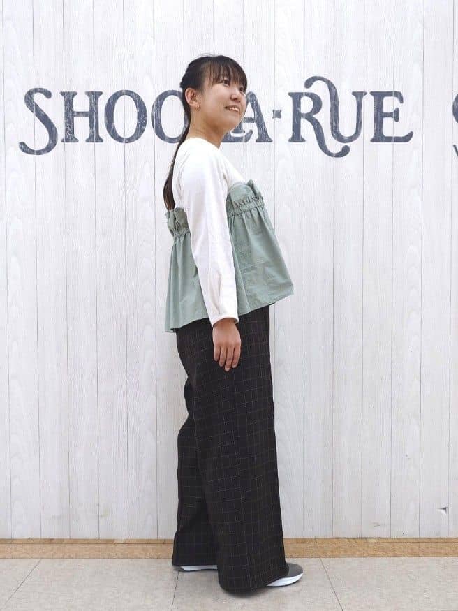 とろろさんの「SHOO･LA･RUE｜【洗濯機可/S-LL】1枚で華やか フリルドッキングトップス」を使ったコーディネート