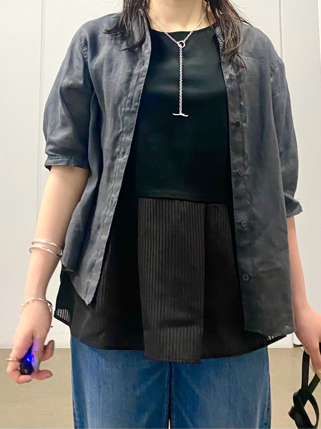 misakiさんの「INDIVI｜【褒められデニム】ワイドストレート デニムパンツ」を使ったコーディネート