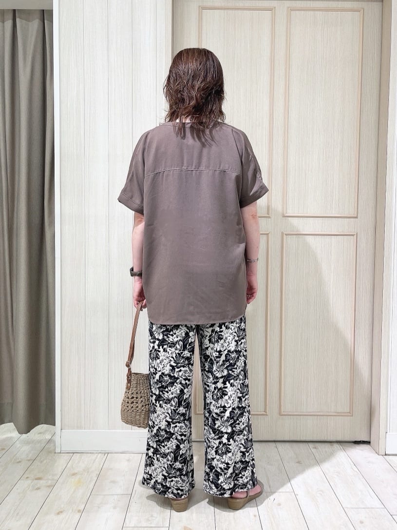 kaneさんの「SHOO･LA･RUE｜【洗える/プチプラ】大人の抜け感をプラスする バンドカラーシャツ」を使ったコーディネート