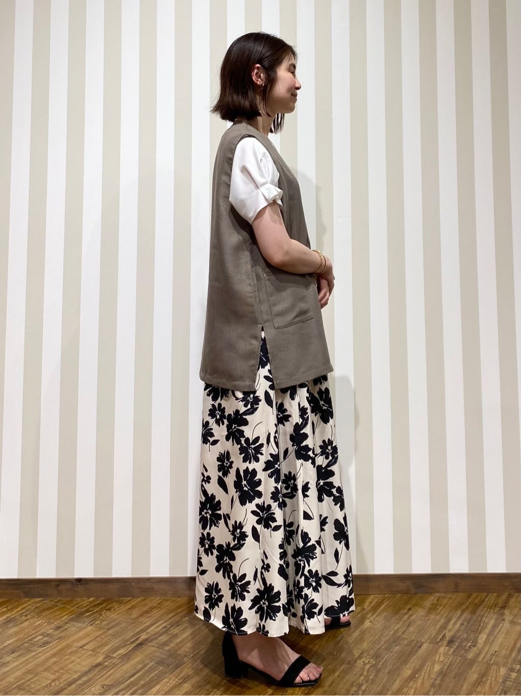 SAOさんの「SHOO･LA･RUE｜【S-LL/UV/プチプラ】お袖タックで好印象 デザインTシャツ」を使ったコーディネート