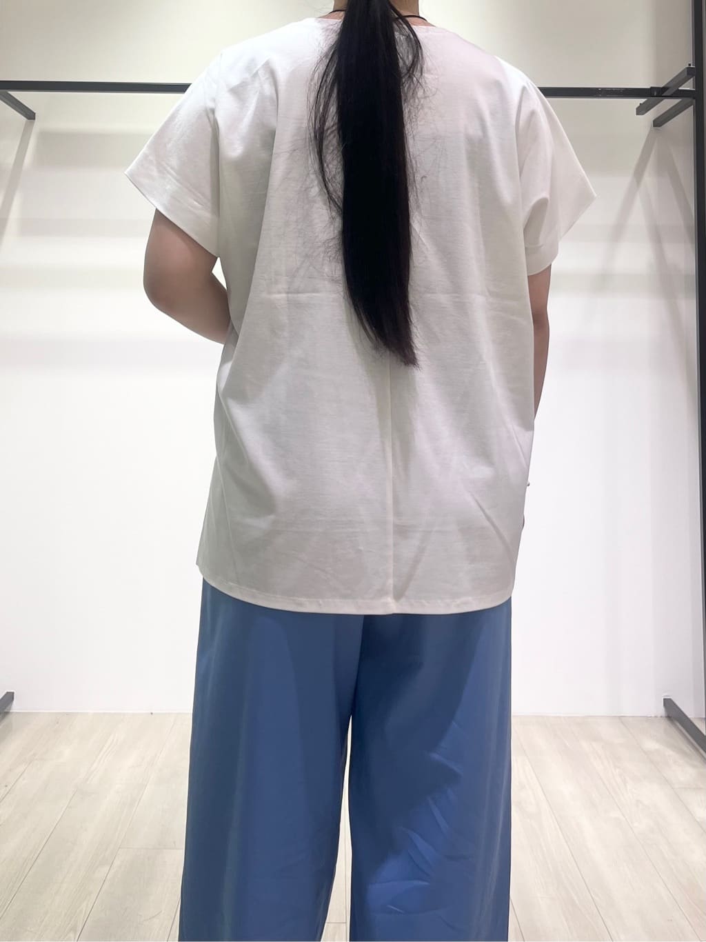 hasuさんの「INDIVI｜【洗える／汗ジミ防止】バイカラー＆アシメヘム Tシャツ」を使ったコーディネート