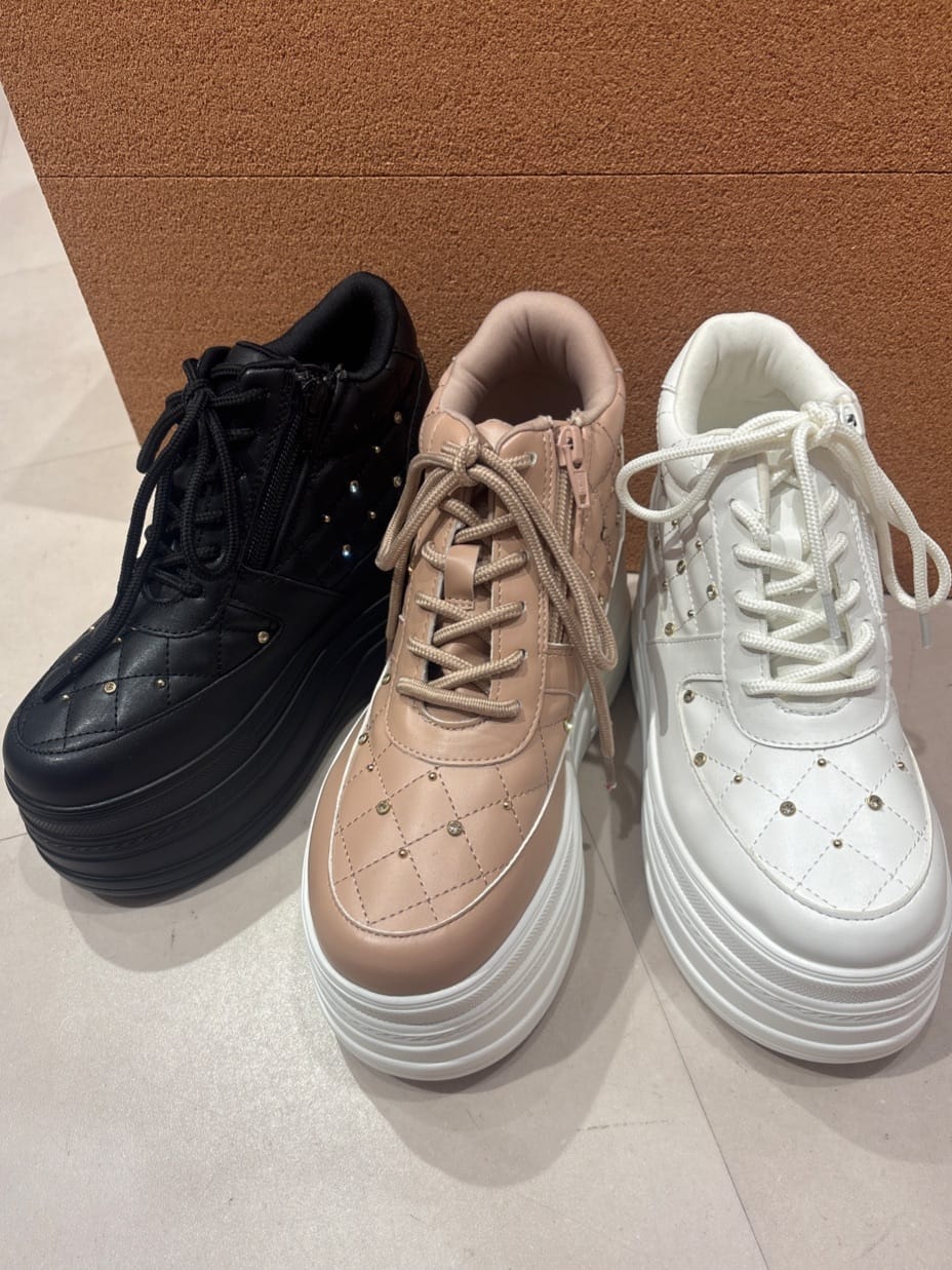 せらら⭐️さんの「ESPERANZA｜【EC先行販売】きゅんフィット厚底フラットキルティングスタッズスニーカー」を使ったコーディネート