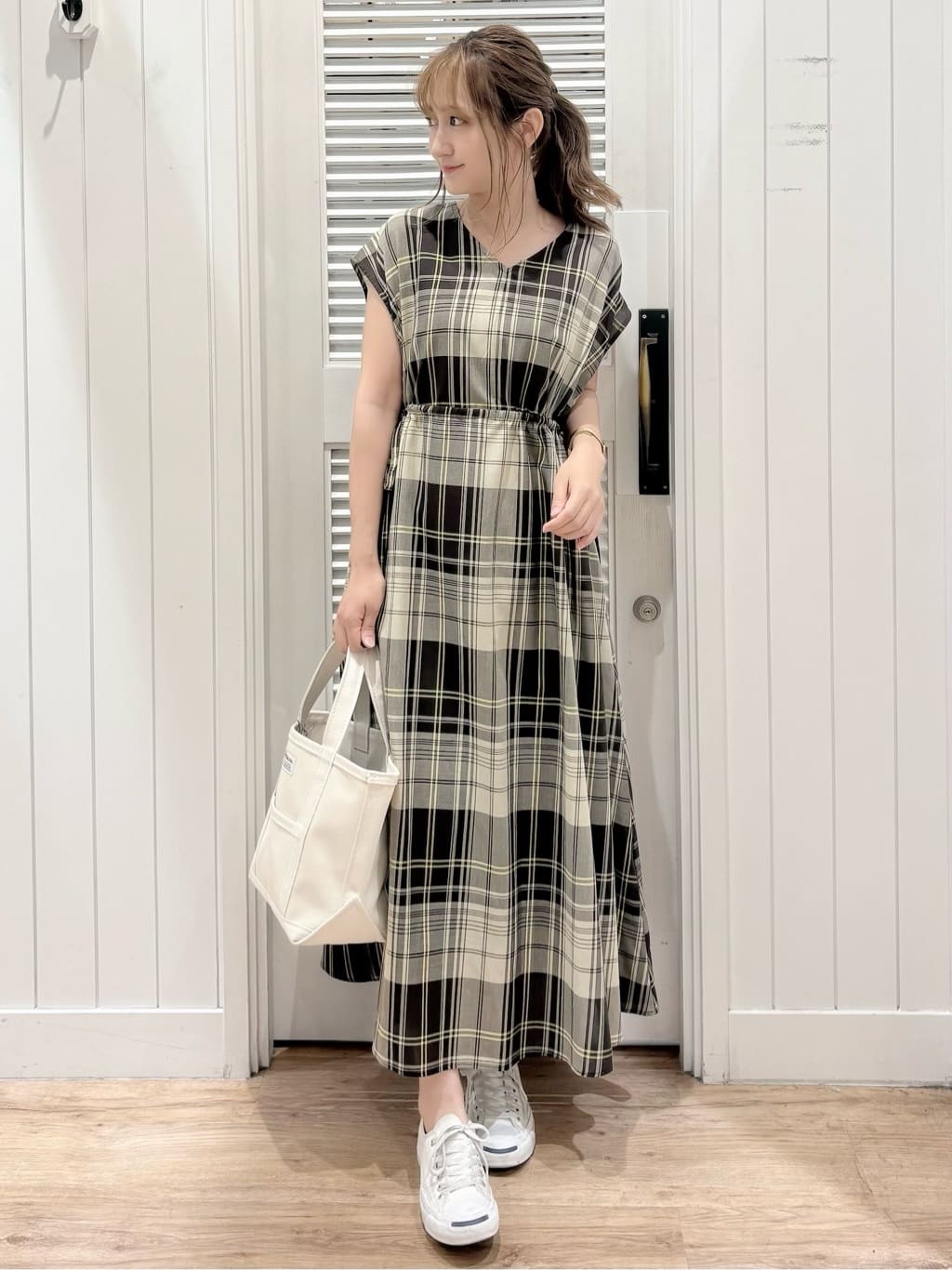 yuinaさんの「Dessin｜【リンクコーデ・洗える】ウエストドロスト付きチェック柄ワンピース」を使ったコーディネート