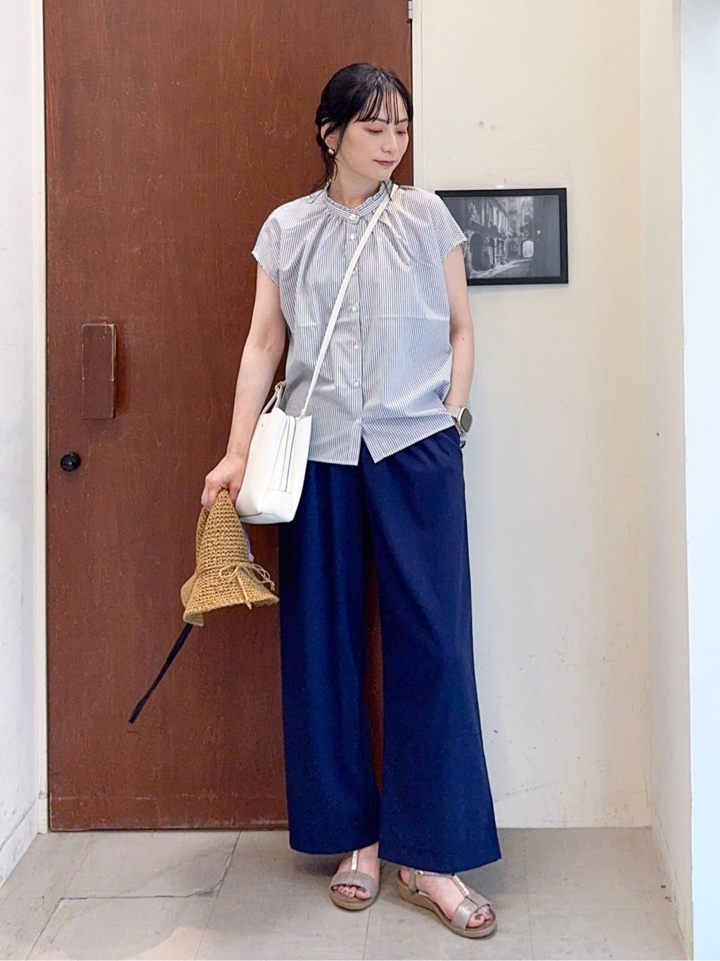 𝐇𝐢𝐫𝐨𝐦𝐢さんの「SHOO･LA･RUE｜【洗える/S-LL】プチフリル襟が女性らしい フレンチスリーブシャツ」を使ったコーディネート