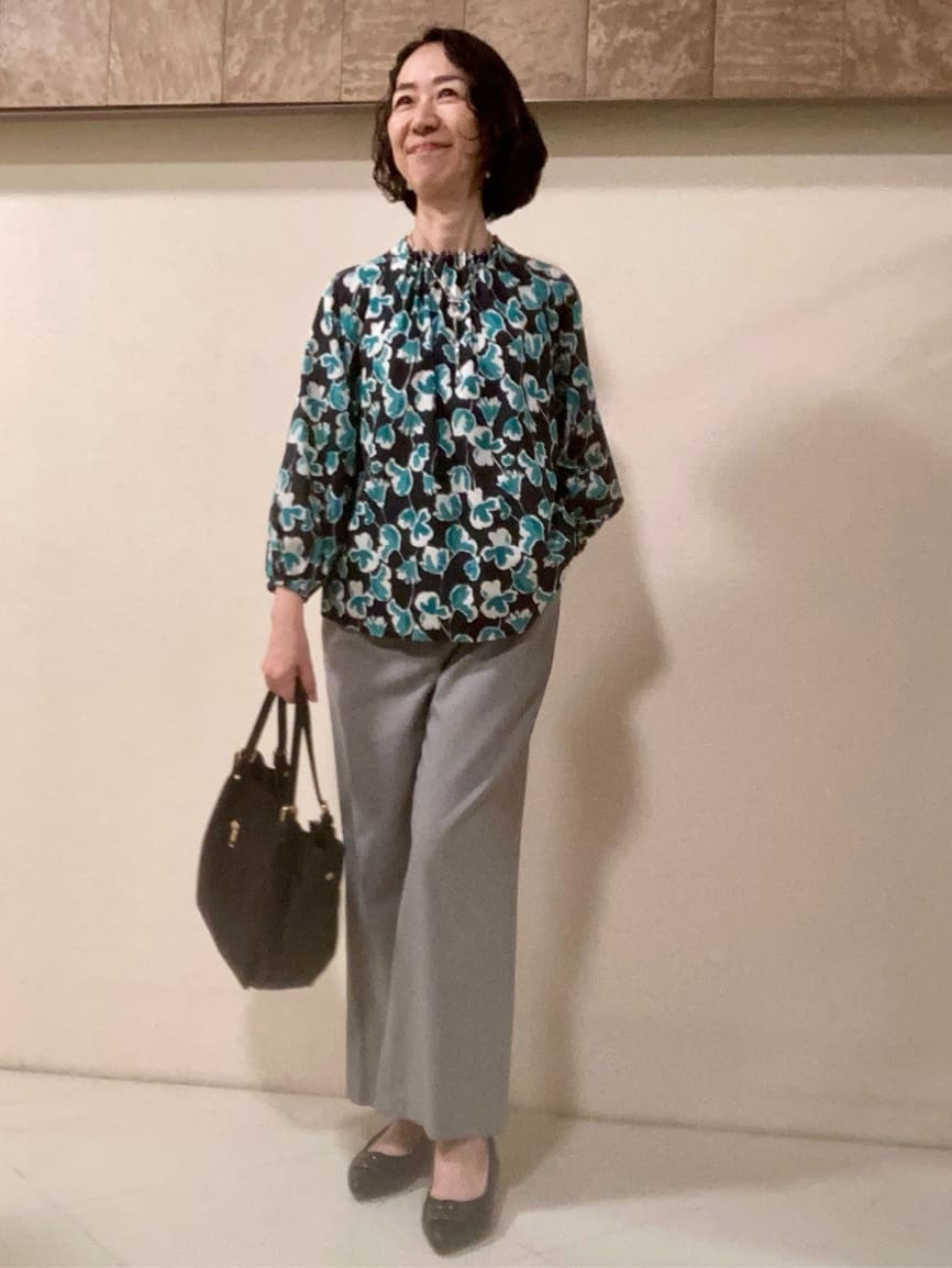 Kouさんの「Reflect｜【ジャケットのインナーにおすすめ◎】花柄タックデザインブブラウス」を使ったコーディネート