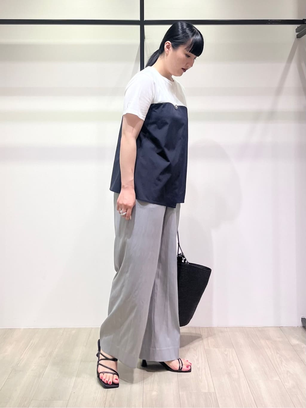 hasuさんの「INDIVI｜【90cm四方】ボタニカル柄大判スカーフ」を使ったコーディネート