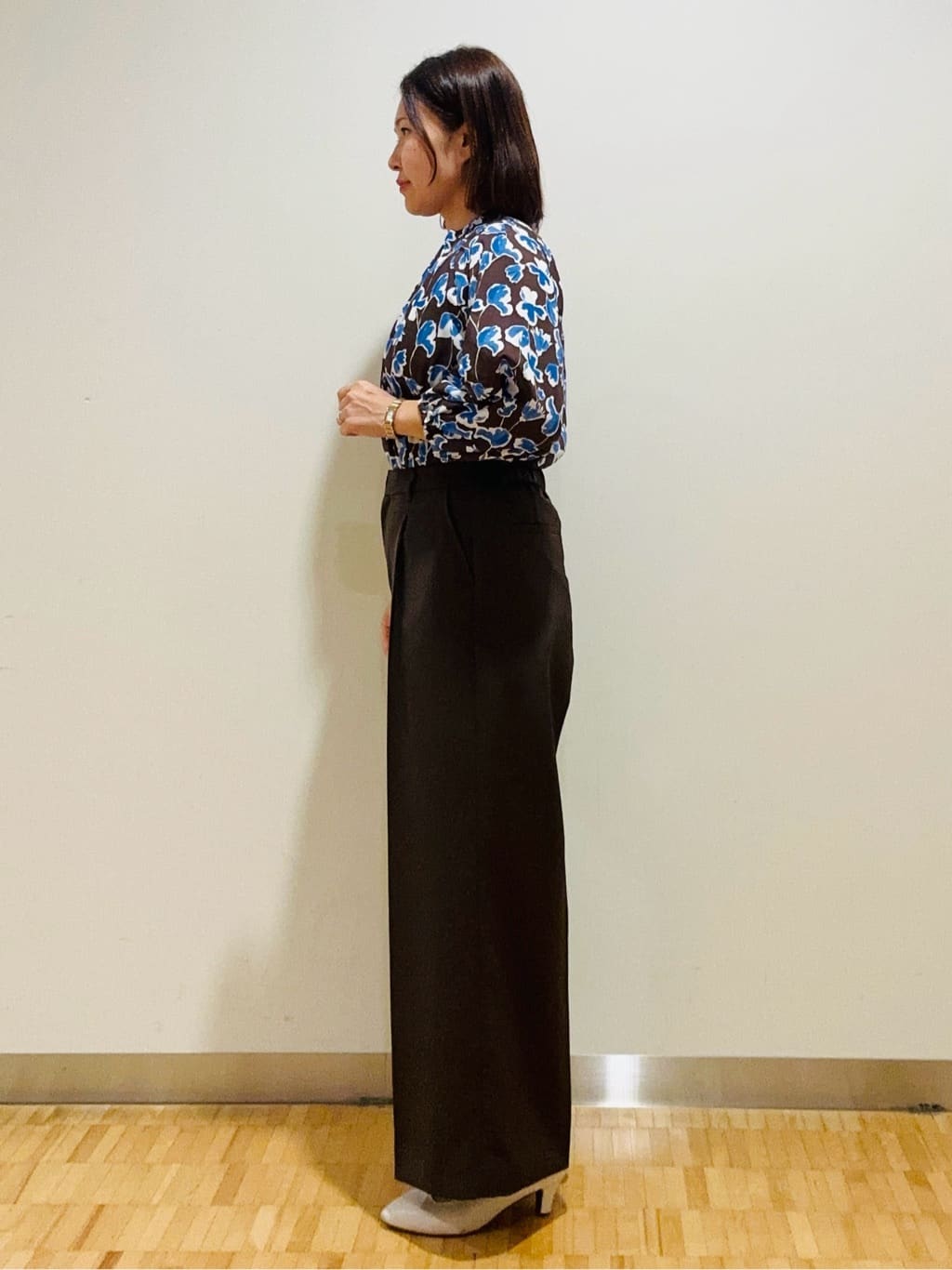 haseさんの「Reflect｜【ジャケットのインナーにおすすめ◎】花柄タックデザインブブラウス」を使ったコーディネート
