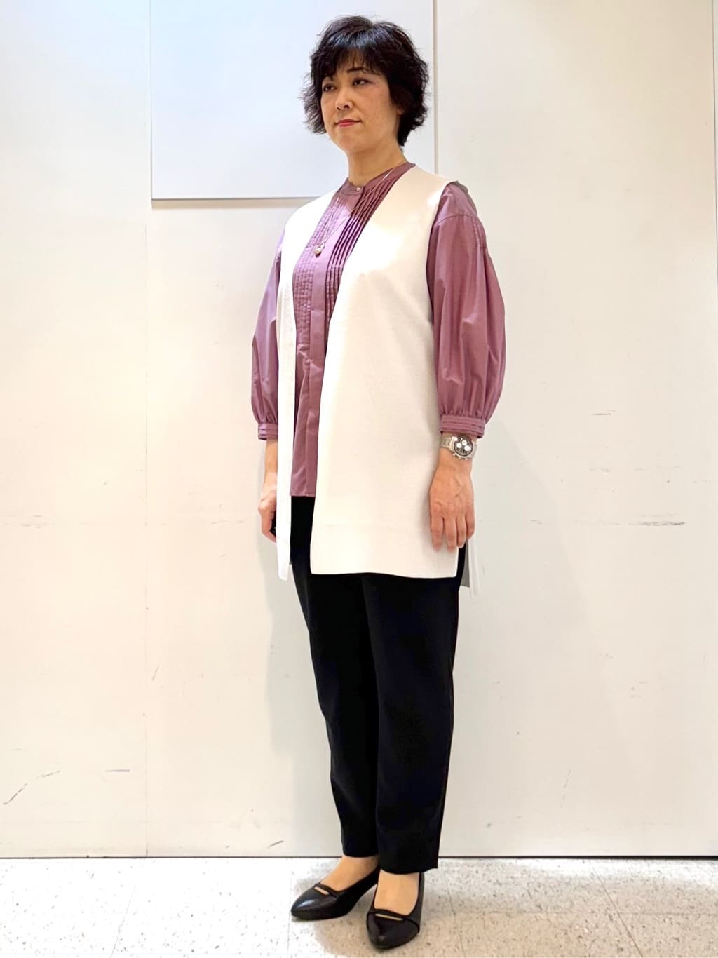 ヤスコさんの「Reflect｜【程よいゆとり感／体型カバー】ピンタックデザインシャンブレーブラウス」を使ったコーディネート