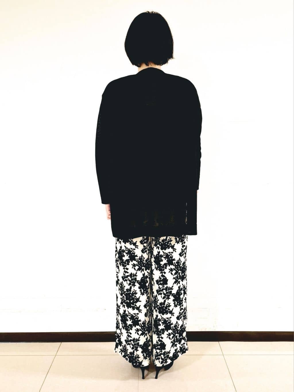 ねぎさんの「UNTITLED｜【ウエストゴム/ワイド/柄】モノトーンフラワーパンツ」を使ったコーディネート