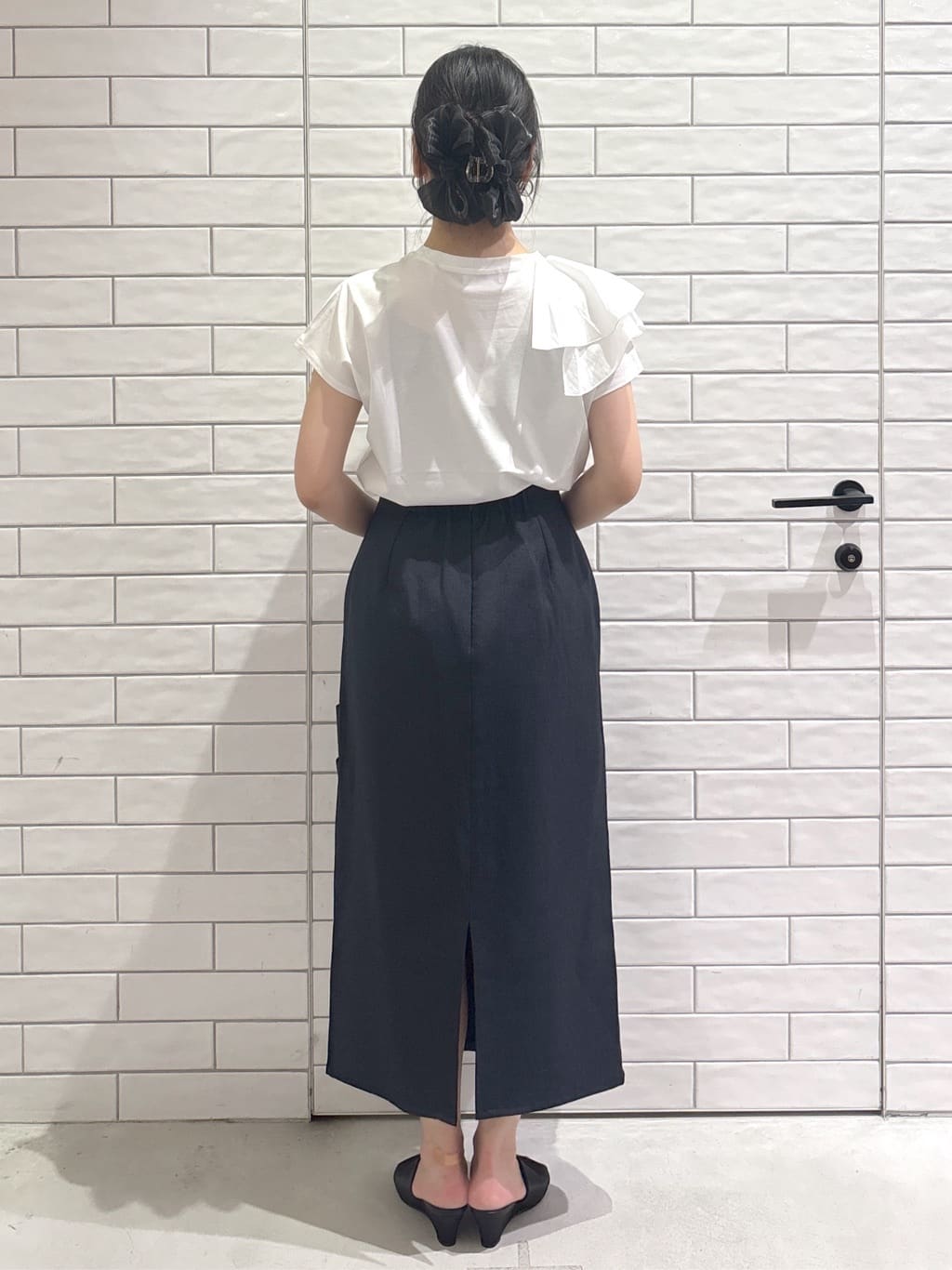 ayumiさんの「OPAQUE.CLIP｜ショルダーフリルドッキングカットソー【洗濯機洗い可】」を使ったコーディネート