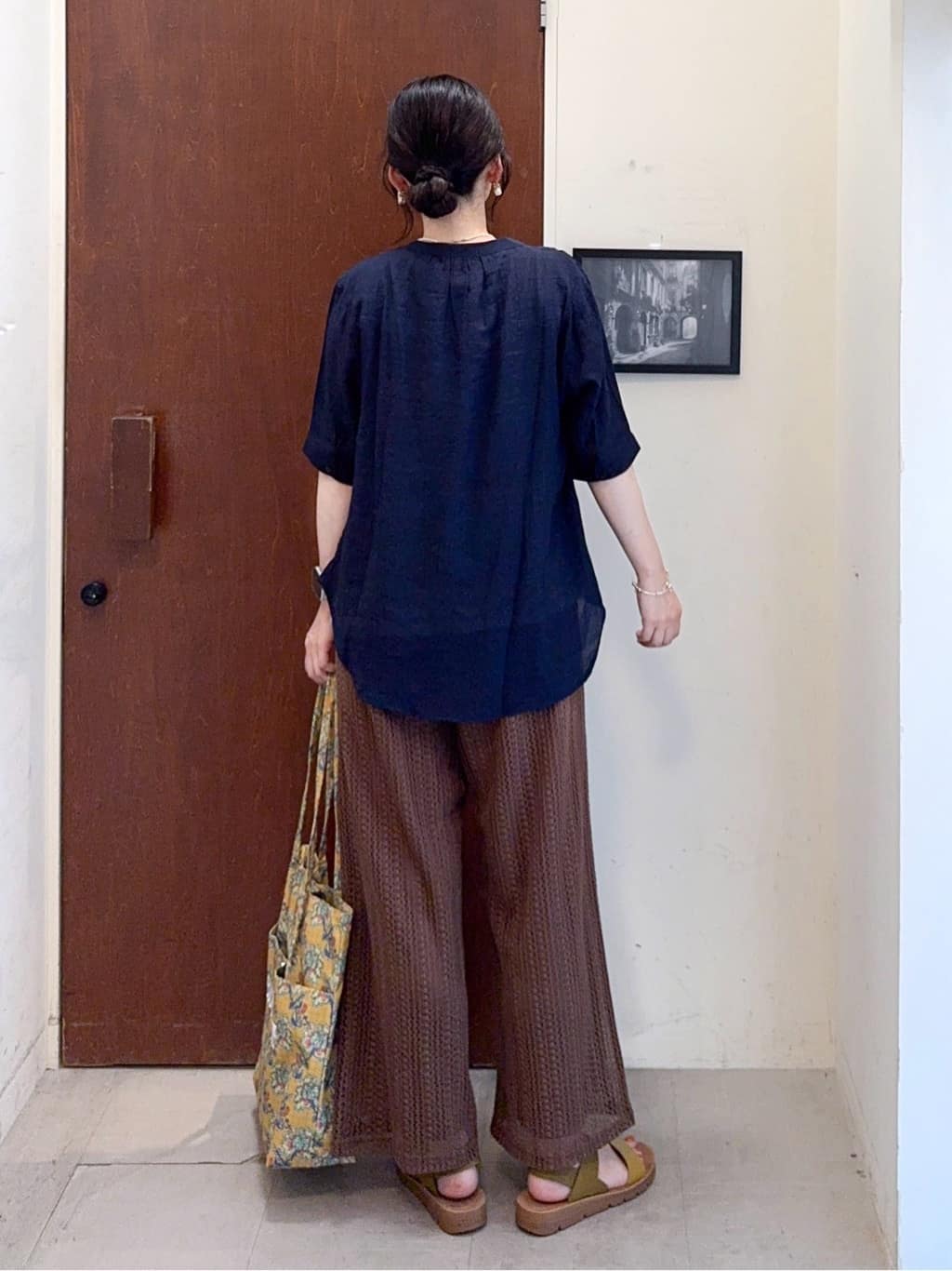 𝐇𝐢𝐫𝐨𝐦𝐢さんの「SHOO･LA･RUE｜【S-LL】クロシェ風レースイージーワイドパンツ」を使ったコーディネート