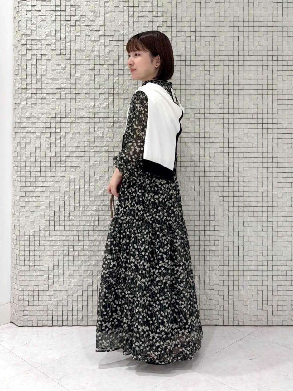 sakuさんの「INDIVI｜【秋映え柄/セットアップ可能】フラワーシフォンブラウス」を使ったコーディネート