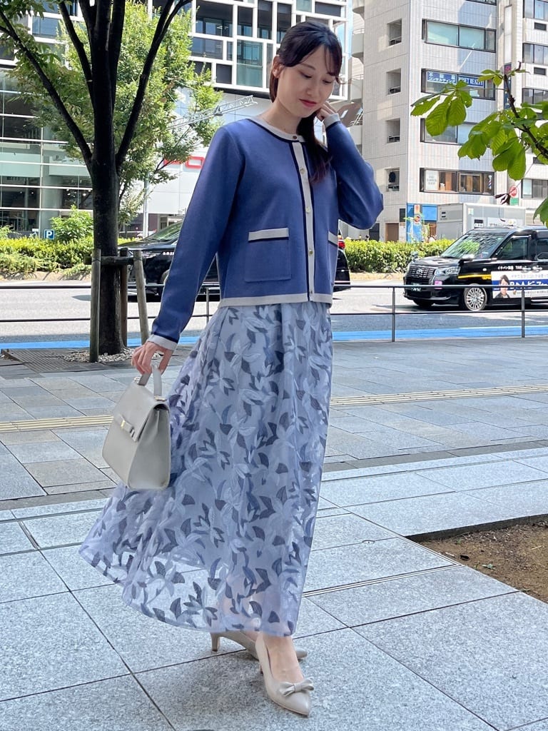 はばさんの「Couture brooch｜【高見え・通勤・大人可愛い】配色総針スカラカーディガン」を使ったコーディネート
