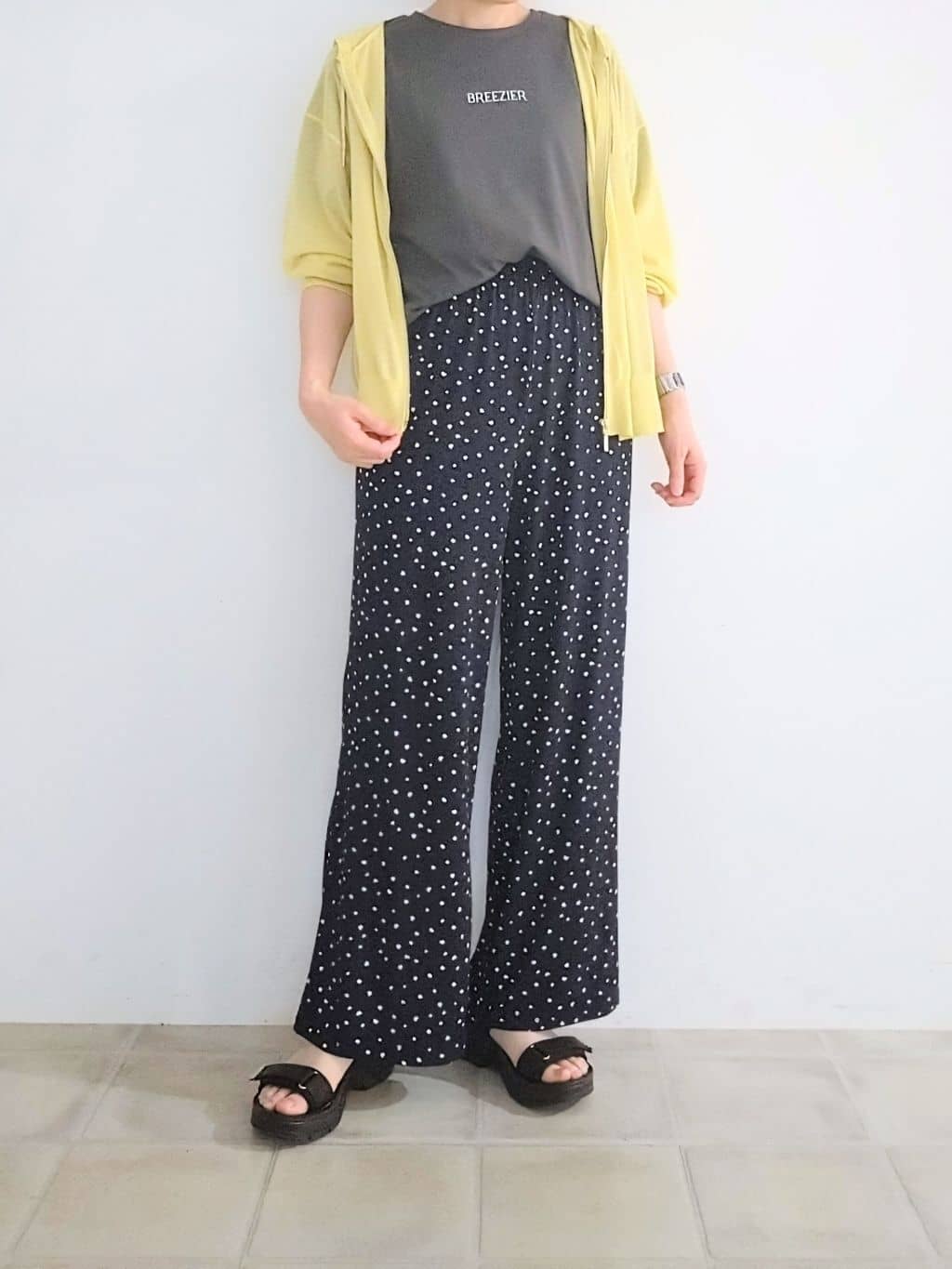 miomioさんの「SHOO･LA･RUE｜冷房対策にも 上品なシアー感のニットパーカ」を使ったコーディネート